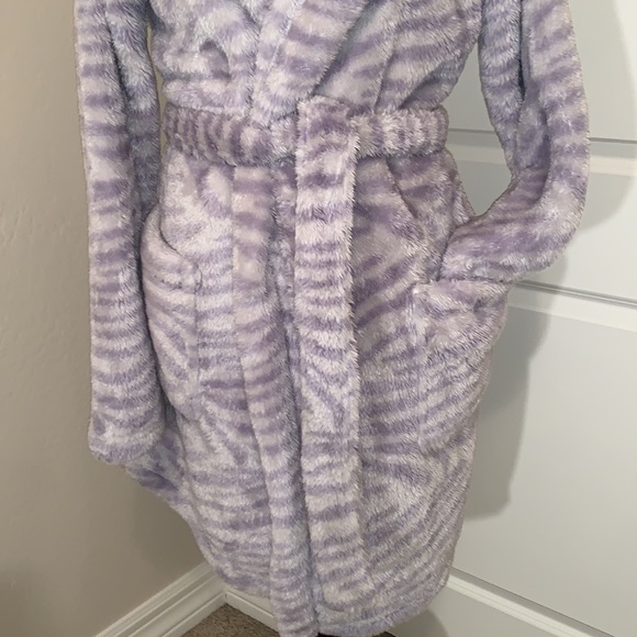 UGG NEW AARTI SIZE XL GORGEOUS LAVENDER AND WHITE ZEBRA PRINT SHERPA HOODED ROBE - Picture 3 of 13